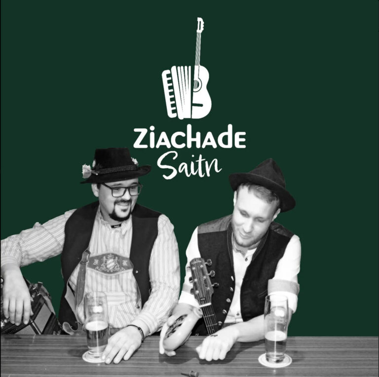 Die Band Ziachade Saitn beim Biertrinken