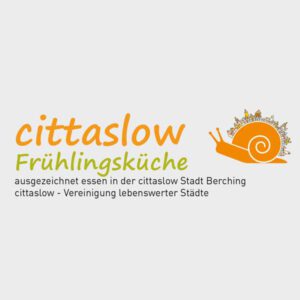 Logo Cittaslow Fruehlingskueche Schnecke in orange mit Berchinger Stadtmauer auf dem Schneckenhaus